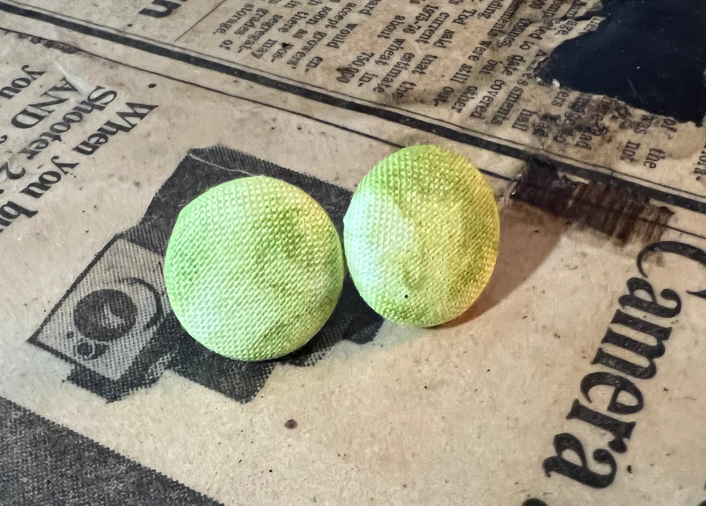 Small button earrings (Yellow/Green) -020